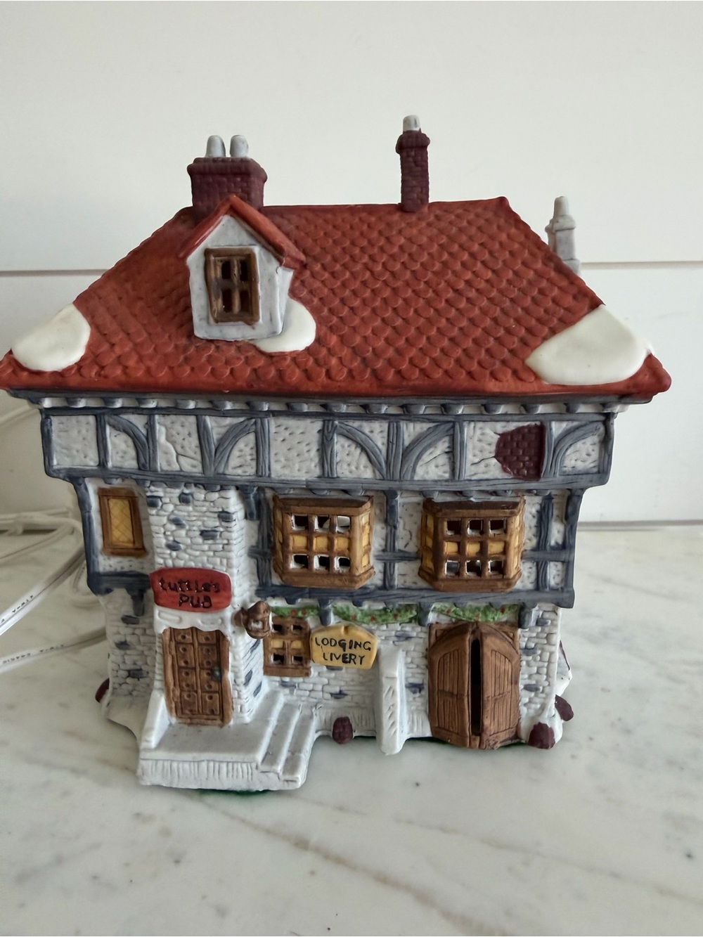 DEPT 56 Dickens Series “TUTTLES PUB” 1986 with light cord